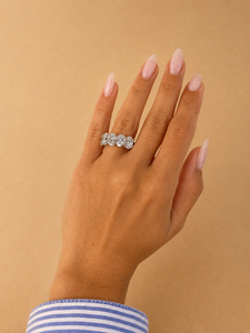 Anillo de Eternidad de Lujo con Cinco Diamantes Cultivados en Laboratorio, Corte Ovalado, 5 Quilates, Sin Defectos Internos, Engastados en Oro Sólido de 14K - Product Image 3