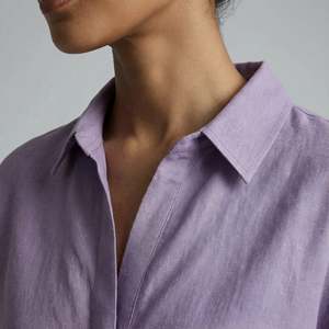 Chemise boutonnée élégante en coton et lin lavande pour femme, avec tissu léger, style moderne et coupe confortable - Product Image 4