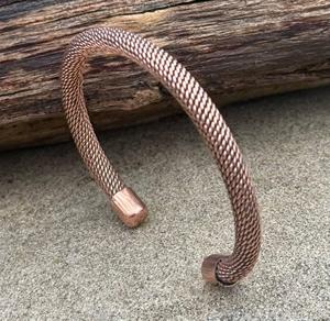 Brazalete de Alambre de Cobre Entrelazado, Brazalete Abierto de Metal con Diseño de Bucle Fluido para Accesorios de Moda Contemporánea - Product Image 6