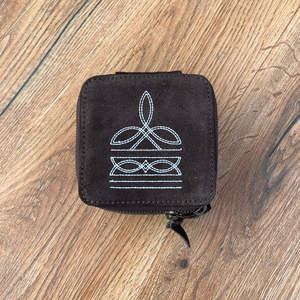 Boîte à bijoux carrée en cuir suédé marron chic avec point de botte inspiré de l'ouest mallette de rangement de voyage carrée Portable avec fermeture éclair - Product Image 2