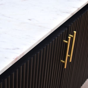 Aparador Moderno de Lujo con Cubierta de Mármol Natural, Elegante Mueble Buffet Negro Acanalado con Silueta Ovalada y Patas de Latón Dorado - Product Image 3