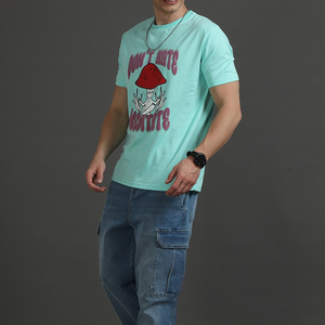 Camiseta con estampado en relieve para hombre, ofrece una calidad de fabricación superior, un estampado elegante en relieve, tacto suave y durabilidad. - Product Image 2