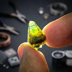Saphir Vert Naturel Rare, Spécimen Authentique de Karur, Pierre Polie BAITHU GEMS MINERALS, Fabrication de Bijoux Personnalisés, Tamil Nadu - Product Image 2