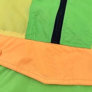 เสื้อแจ็คเก็ตกันลมคุณภาพสูงจากผู้ผลิต OEM แบบ unisex ทรงปกติ สีนีออน ดีไซน์บล็อกสีแบบ Anorak สำหรับกิจกรรมกลางแจ้ง พร้อมฮู้ดกันลม - Product Image 3