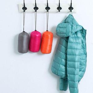 Chaqueta Acolchada Negra con Capucha y Logotipo Personalizado para Mujer, Abrigo Casual de Invierno a Prueba de Viento, Corte Regular, Color Sólido, Cierre de Cremallera - Product Image 2