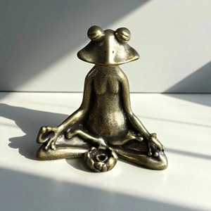Sculpture de grenouille en position de yoga, figurine abstraite, idéale pour studio de yoga, espace de méditation, décoration de table et décoration originale, provenant d'Inde - Product Image 1