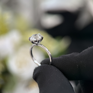 Bague de fiançailles en or blanc 14 carats avec diamant de laboratoire rond de 1,00 carat, certifiée IGI, solitaire classique à 6 griffes - Product Image 4