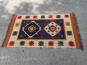 Tapis rectangulaire artisanal en laine et acrylique, tufté à la main, motif géométrique, à poils moyens, pour salon, éco-responsable, par Krafterscustom - Product Image 6
