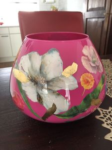Vase en céramique fait main Linea Exports Inc, rond, rose brillant, motif floral, décoration de table bohème - Product Image 1