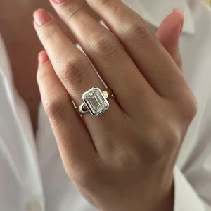 Bague de fiançailles Art Déco unique avec diamant de laboratoire taille émeraude de 3 carats, pureté VVS2, sertie clos, deux tons blancs, certifiée IGI - Product Image 1