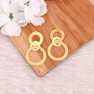 Boucles d'oreilles clous en laiton finition or, designs variés, pour bijoux de soirée, disponibles à l'exportation – Approvisionnement direct usine - Product Image 4