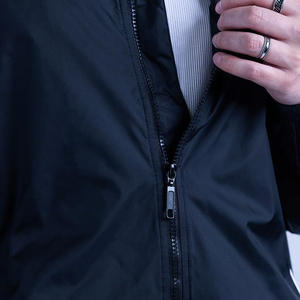 Ensemble de survêtement coupe-vent en polyester respirant avec logo personnalisé – Veste et pantalon de sport pour hommes et femmes – Idéal pour la gym et les voyages - Product Image 4