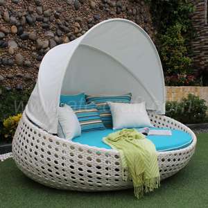 Lit de Jardin Moderne de Luxe avec Tressage en Rotin PE et Coussins Confortables en Polyester pour Hôtels - Product Image 1