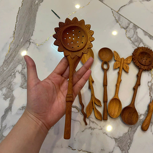 Cuillère à fentes Sunflower, tête ronde en acier inoxydable, manche en bois, ustensile de cuisine pour la friture et le service, vente en gros Vietnam - Product Image 1