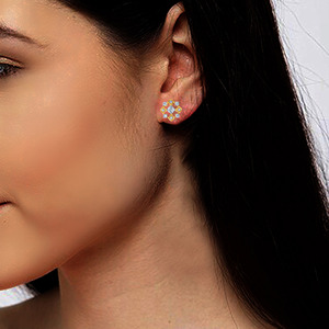 Boucles d'oreilles clous florales en or jaune 14 carats avec diamants de laboratoire taille brillant rond, bijoux classiques pour femme à porter au quotidien - Product Image 4