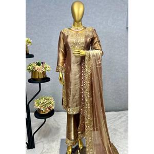 Ensemble haut et bas en soie brodée avec sequins, avec dupatta et chikku - Product Image 1