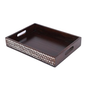 Juego de 2 bandejas de madera con diseño de incrustaciones metálicas – Bandejas decorativas para café y desayuno con asas - Product Image 2