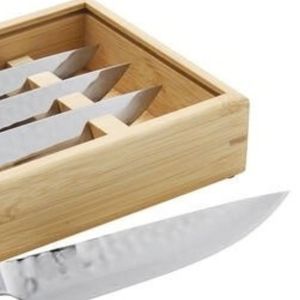 Couteaux à steak à manche noir avec lames martelées argentées et triple rivets dans un plateau en bois brun clair pour la table à manger - Product Image 6