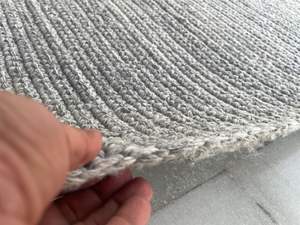 Tapis à rayures tricoté à la main, texture épaisse, prix d'usine, fabriqué en polyester, idéal pour les intérieurs de luxe et l'extérieur. - Product Image 3