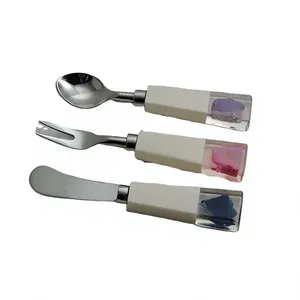 Ensemble de couverts en acier inoxydable au design moderne avec manche en résine, cuillère à dessert, fourchette, et spatule pour la maison, l'hôtel, les mariages et la restauration. - Product Image 1