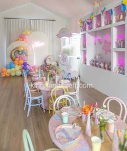 Chaise d'enfant en rotin moderne faite à la main pour événements – Location de chaises d'extérieur en osier naturel sécurisées pour mariages, anniversaires et événements spéciaux - Product Image 5