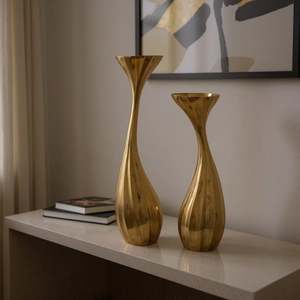 Ensemble de 2 bougeoirs dorés à design conique pour la décoration de la maison, finition métallique durable - Product Image 2