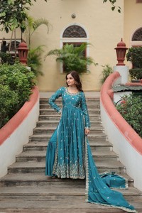 Costume prêt-à-porter moderne pour femme Chinon avec broderie et travail de sequins pour les fêtes, les mariages et Diwali - Product Image 2