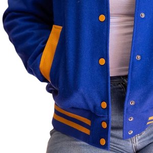 เสื้อแจ็คเก็ตวูลสไตล์วาร์ซิตี้ย้อนยุค Sigma Gamma Rho สำหรับผู้หญิง สีน้ำเงิน-ทอง ติดกระดุมแบบ Snap ทรงบอมเบอร์ สไตล์ลำลองแนวสตรีทแวร์สำหรับชมรมนักศึกษากรีก - Product Image 5