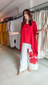 Ensemble coordonné numérique rouge pour femme, kurta en coton et pantalon palazzo imprimé crème, tenue décontractée ethnique style Inde Pakistan, coupe classique - Product Image 3