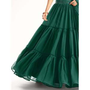 Ensemble de lehenga choli en georgette verte élégante pour réceptions, avec dupatta - Product Image 3