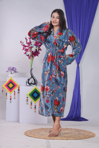 Bata de terciopelo para mujer, largo completo, estampado floral, cuello en V, manga larga, suave y acogedora, ropa de dormir de invierno, cierre con cordón - Product Image 3