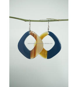 Pendientes de Aro de Cuerno de Búfalo Sostenibles para Mujer - Product Image 1