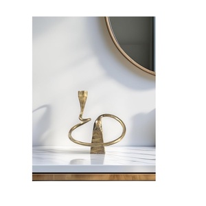 Support de bougie Orbit en laiton antique, finition dorée de luxe, porte-bougie en métal pour la décoration de la maison - Product Image 1