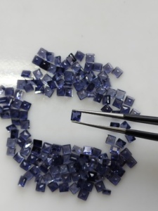 Iolita natural de 3 mm con corte cuadrado escalonado, gemas sueltas de la mejor calidad con efectos pleocroicos para la fabricación de joyas. - Product Image 1