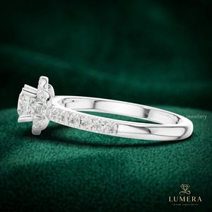 Bague de promesse de luxe à trois pierres en diamant de laboratoire taille ronde, bague demi-éternité pavée de diamants, cadeau d'anniversaire minimaliste pour filles - Product Image 6