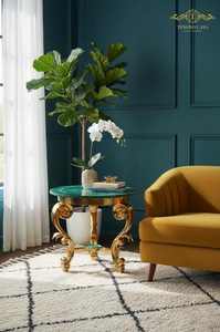 Mesa Auxiliar Redonda de Malaquita Hecha a Mano con Base Esculpida con Motivos Dorados - Product Image 2