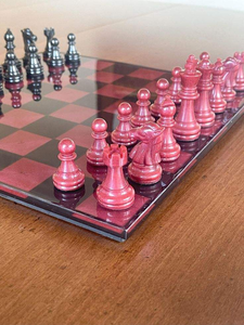 CAJA DE AJEDREZ DE MADERA Y RESINA PERSONALIZADA, Juego de Ajedrez, Piezas de Ajedrez de Resina Roja y Negra de Lujo, Artesanía en Resina - Product Image 4