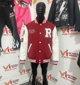 Chaqueta Varsity Personalizada con Logotipo de Alta Calidad para Hombre, con Parches Bordados en Chenille, Cuerpo de Lana y Mangas de Cuero - Product Image 4