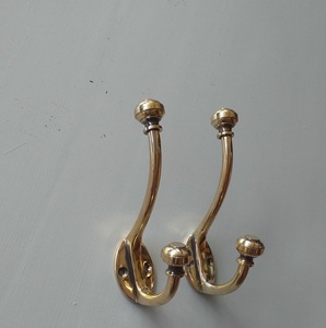 Elegante Gancho de Pared de Latón para Colgar Accesorios en Baños, Dormitorios y Entradas, con Almacenamiento Organizado y Función Utilitaria - Product Image 6