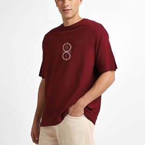เสื้อยืดโอเวอร์ไซส์สีแดงเลือดหมูสไตล์วินเทจสำหรับผู้ชาย แบบขายส่ง สั่งทำได้ ผ้าเจอร์ซีย์คอตตอน 100% หนานุ่ม ทรงไหล่ตก - Product Image 1