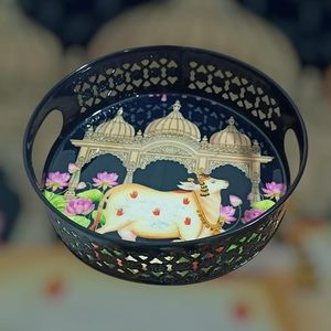 Vaisselle et articles de cuisine aux motifs classiques Pichwai disponibles en forme ronde - Product Image 3