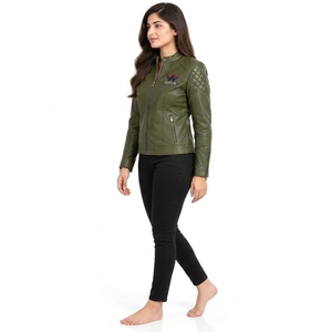 Chaqueta de cuero para mujer de alta calidad, diseñada con material duradero y ajuste cómodo, con acabado suave y costuras impecables. - Product Image 3