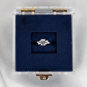 Bague de fiançailles minimaliste pour femme en or blanc 14 carats avec diamant de laboratoire taille émeraude 1 carat serti à griffes, certifié IGI - Product Image 6