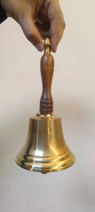 Campana de Mano de Latón con Mango de Madera, Forma Redonda Pulida, Estilo Antiguo, Decoración Coleccionable - Product Image 4