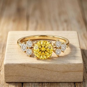 Bague en or massif 10K 14K 18K avec sept diamants jaunes ronds de laboratoire, certifiés IGI, couleur DEF, clarté VS VVS - Product Image 5