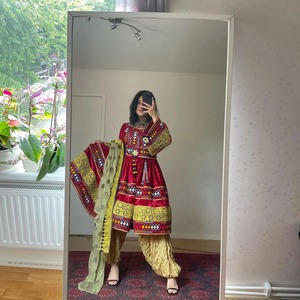 Ensemble de robe Gulbahar vintage balochi, brodée à la main avec des miroirs, manches longues, tissu en mousseline, motif rouge et jaune, tout en un. - Product Image 4