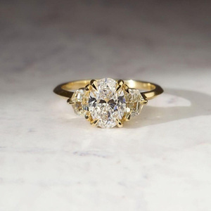 Anillo de Compromiso de Tres Piedras con Moissanita de Corte Ovalado, Plata de Ley 925 con Baño de Rodio, Engaste de Garras, Anillo de Compromiso y Boda para Aniversario - Product Image 2