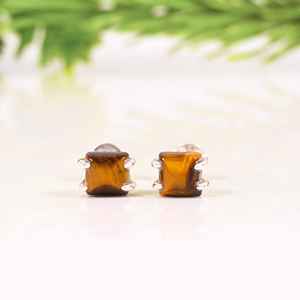 Pendientes Pequeños de Ojo de Tigre en Plata de Ley, Joyería Minimalista con Cristales Curativos - Product Image 3