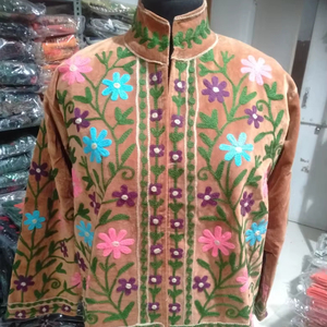 Veste artisanale en velours brodé pour femme, travail manuel Sujani, motif floral ethnique, veste d'hiver, vente en gros B2B, export, manteau de luxe fait main - Product Image 1