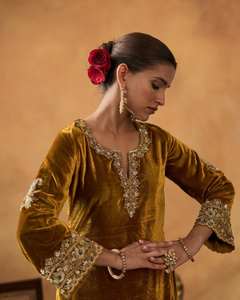 Желтый комплект из шелкового бархата с вышивкой зари: курта Зайнаб, палаццо и дупатта. Топ и палаццо из плотного бархата с богатой вышивкой. - Product Image 2